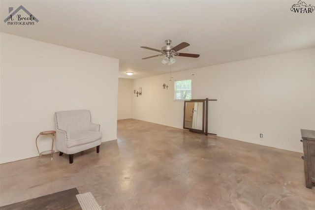110 W PECAN, Iowa Park, TX 76367