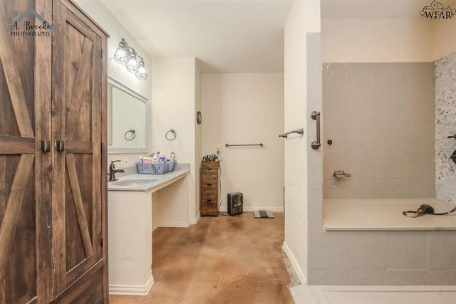 110 W PECAN, Iowa Park, TX 76367