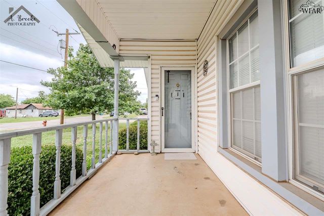 110 W PECAN, Iowa Park, TX 76367
