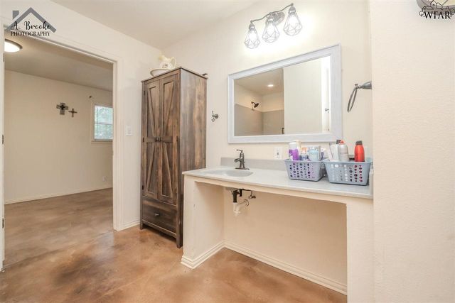 110 W PECAN, Iowa Park, TX 76367