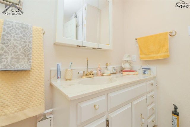 110 W PECAN, Iowa Park, TX 76367