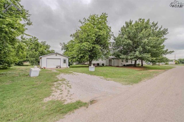 110 W PECAN, Iowa Park, TX 76367
