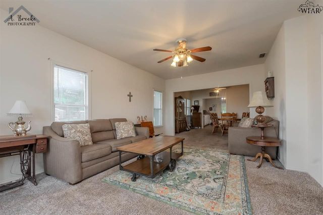 110 W PECAN, Iowa Park, TX 76367