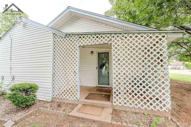 110 W PECAN, Iowa Park, TX 76367