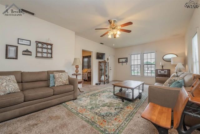110 W PECAN, Iowa Park, TX 76367