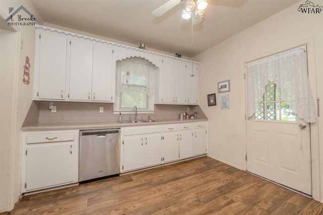 110 W PECAN, Iowa Park, TX 76367