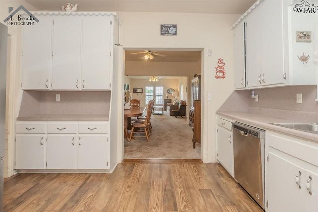 110 W PECAN, Iowa Park, TX 76367