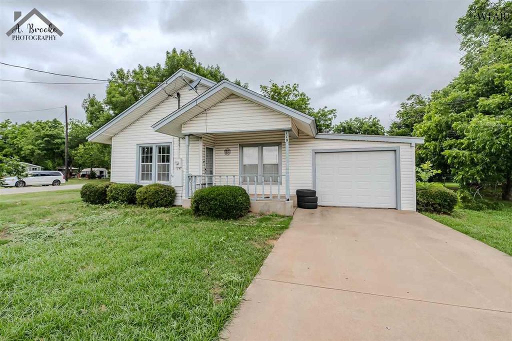 110 W PECAN, Iowa Park, TX 76367