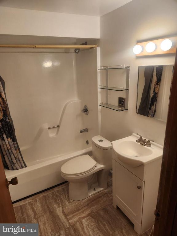 Image 11 of property listing at 2760 YARNALL RD, Baltimore, MD 21227