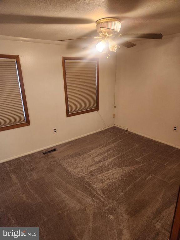 Image 12 of property listing at 2760 YARNALL RD, Baltimore, MD 21227