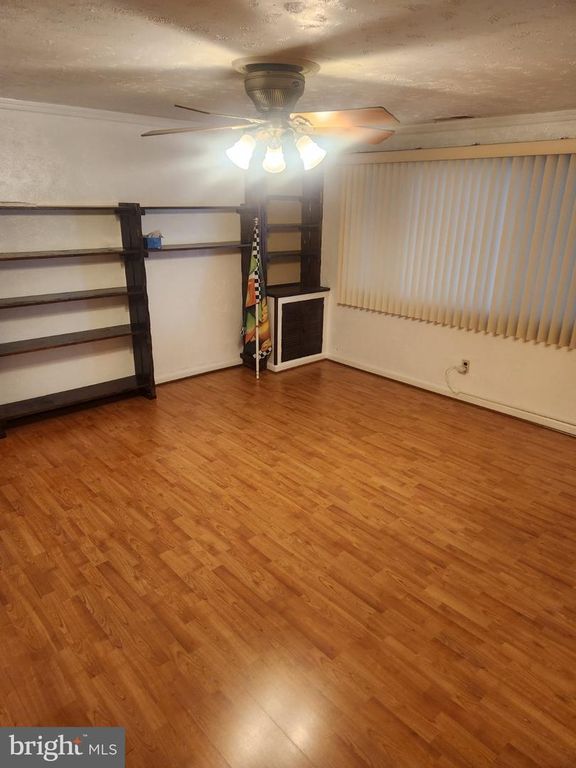 Image 5 of property listing at 2760 YARNALL RD, Baltimore, MD 21227