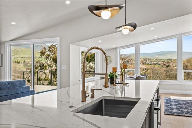 852 Oak Street, Ashland, OR 97520