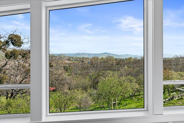 852 Oak Street, Ashland, OR 97520