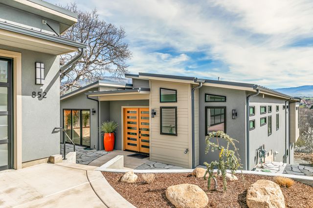 852 Oak Street, Ashland, OR 97520