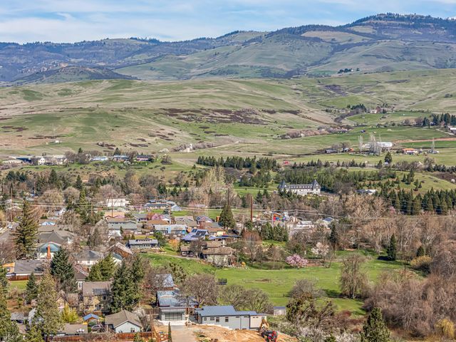 852 Oak Street, Ashland, OR 97520