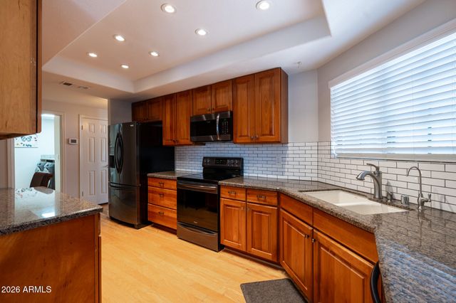 8852 S TAYLOR Drive, Tempe, AZ 85284