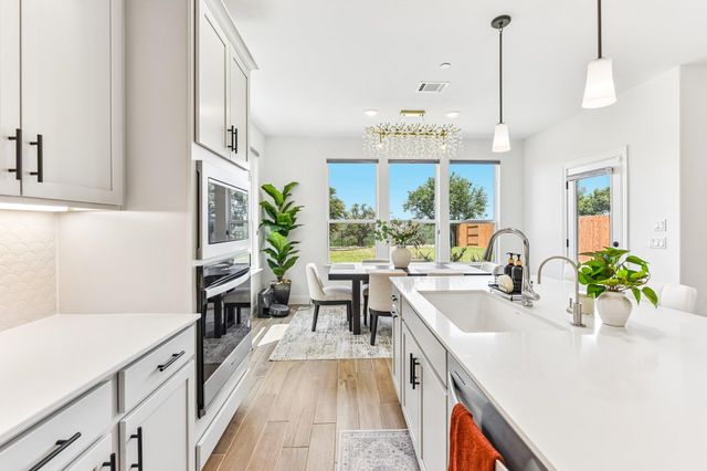 17307 Hattie TRCE, Austin, TX 78738