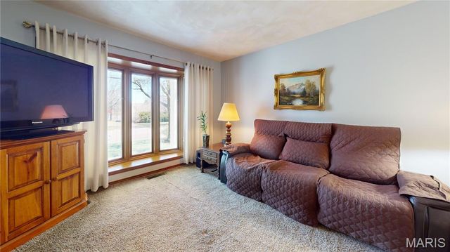 447 Redwood Drive, Farmington, MO 63640