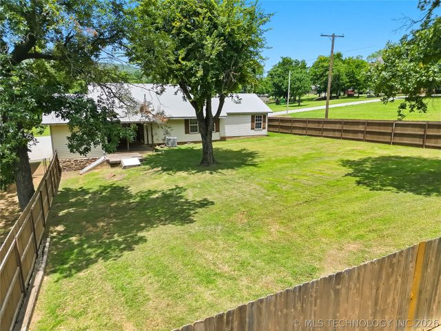 809 N K Street, Quinton, OK 74561