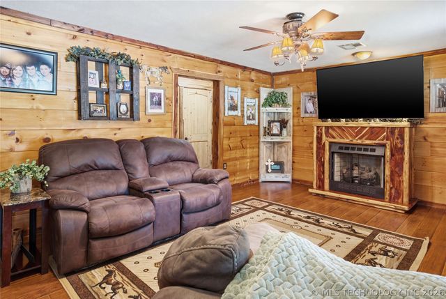 809 N K Street, Quinton, OK 74561