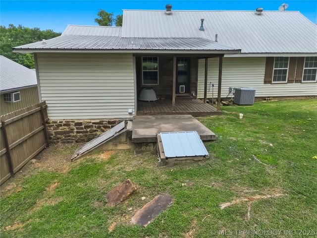 809 N K Street, Quinton, OK 74561