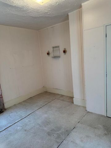 W 412 Ridgeway ST, Clifton Forge, VA 24422