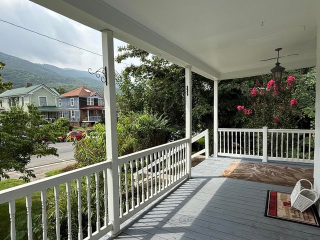 W 412 Ridgeway ST, Clifton Forge, VA 24422