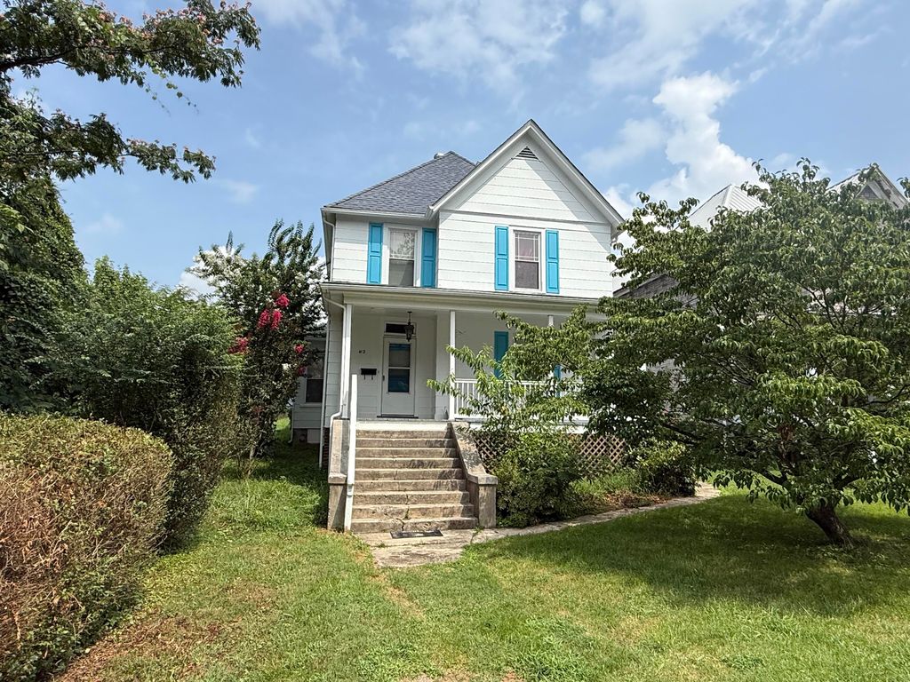 W 412 Ridgeway ST, Clifton Forge, VA 24422