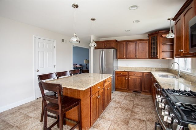 9 Apple Tree Ln, New Bedford, MA 02740
