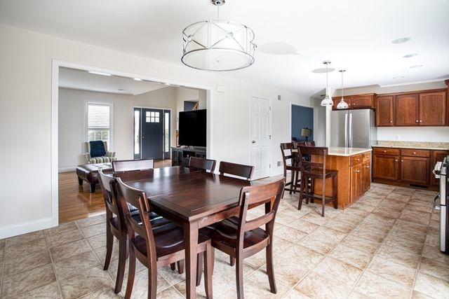 9 Apple Tree Ln, New Bedford, MA 02740