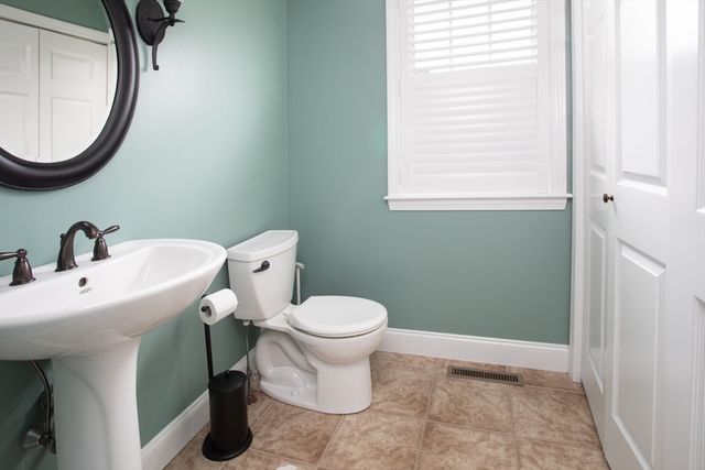 9 Apple Tree Ln, New Bedford, MA 02740