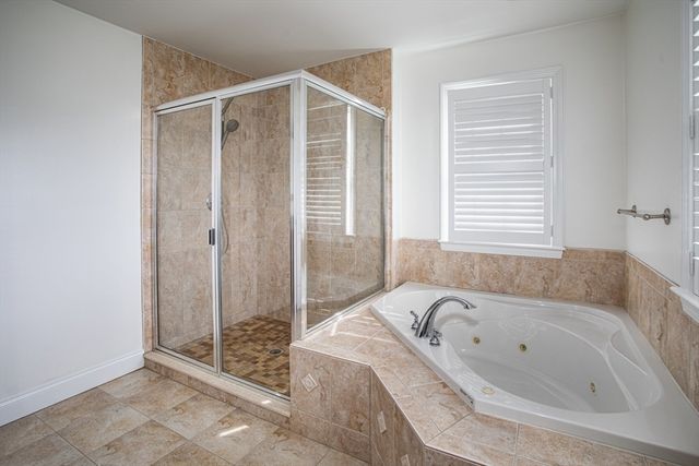 9 Apple Tree Ln, New Bedford, MA 02740