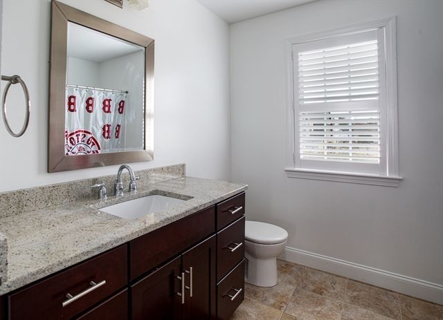 9 Apple Tree Ln, New Bedford, MA 02740