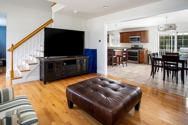 9 Apple Tree Ln, New Bedford, MA 02740