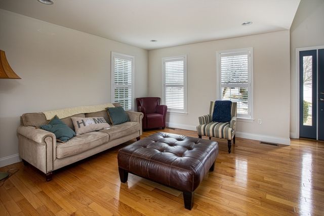 9 Apple Tree Ln, New Bedford, MA 02740