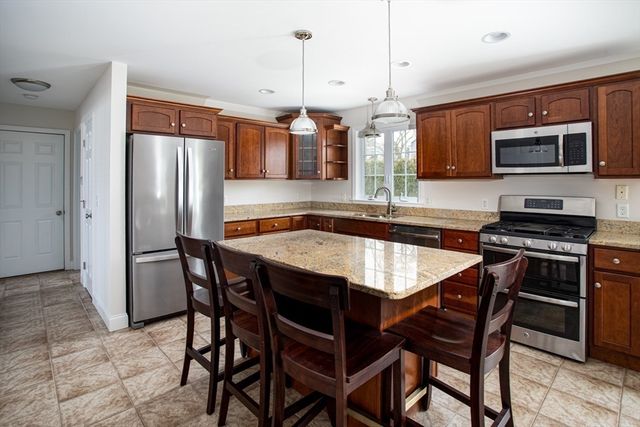 9 Apple Tree Ln, New Bedford, MA 02740