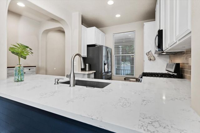 10065 Waterfield Dr, Elk Grove, CA 95757