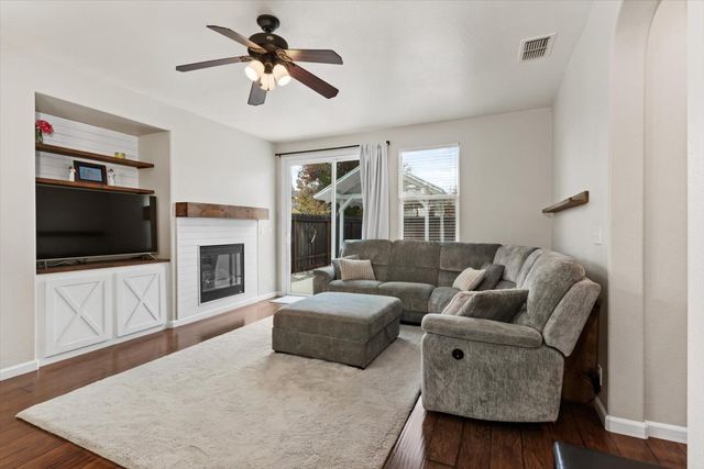 10065 Waterfield Dr, Elk Grove, CA 95757