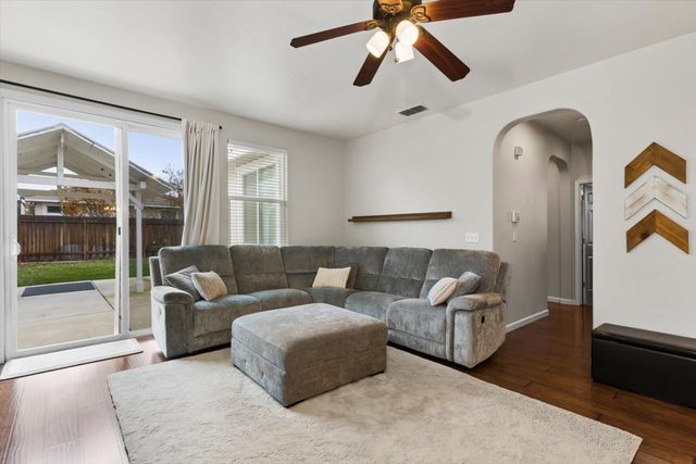 10065 Waterfield Dr, Elk Grove, CA 95757