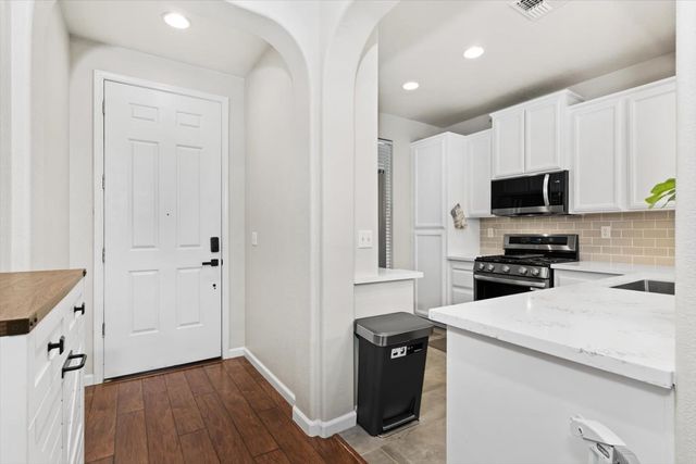 10065 Waterfield Dr, Elk Grove, CA 95757