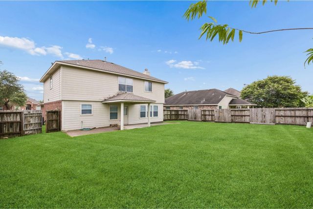 5811 Village Grove Drive, Pearland, TX 77581