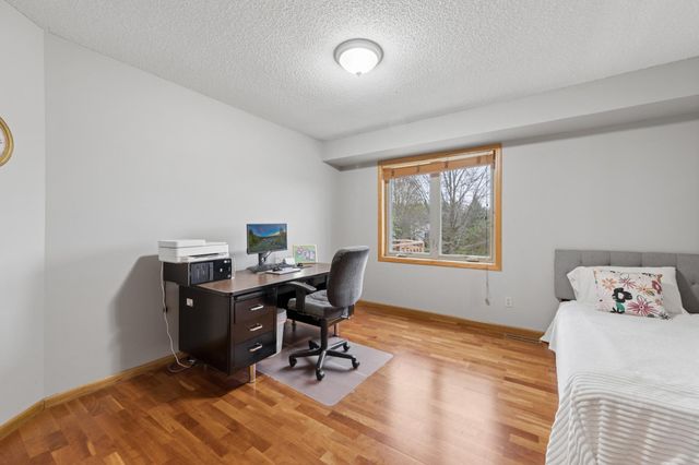 8528 Flamingo Drive, Chanhassen, MN 55317