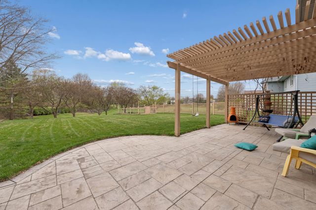 8528 Flamingo Drive, Chanhassen, MN 55317