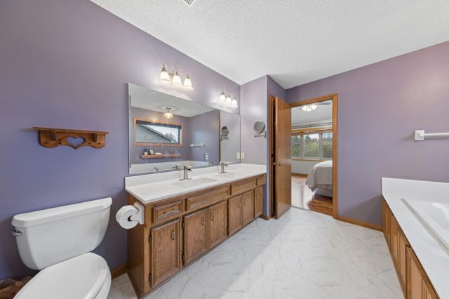 8528 Flamingo Drive, Chanhassen, MN 55317