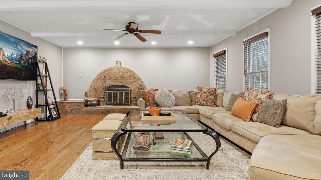 Image 1 of property listing at 15501 PEACH LEAF LN, North Potomac, MD 20878
