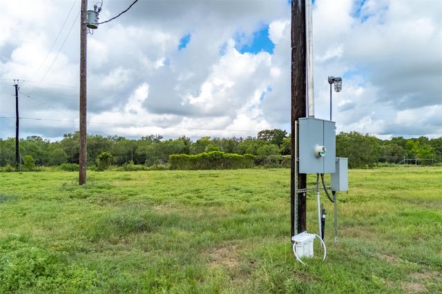 5485 County Road 249 WAY, Gonzales, TX 78629