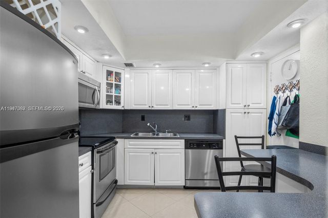 300 Bayview Dr 1707, Sunny Isles Beach, FL 33160