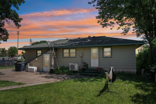 38804 8th Avenue, North Branch, MN 55056
