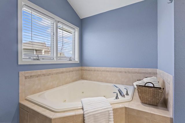 N86W27678 Meadowview COURT, Hartland, WI 53029