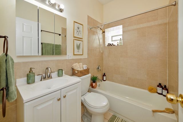 7209 N DAMEN Avenue 3, Chicago, IL 60626